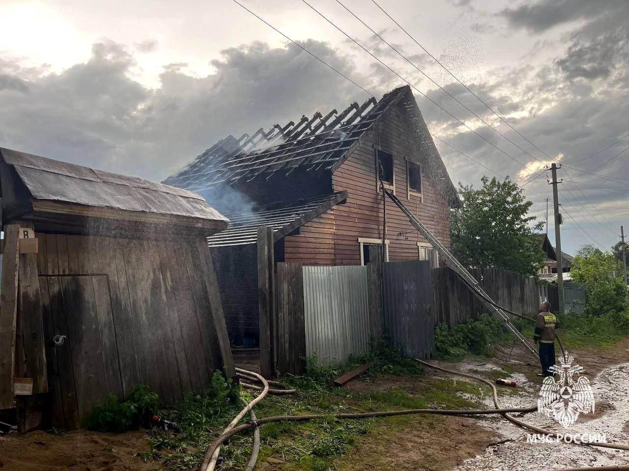 Из-за удара молнии в Удмуртии разгорелись два пожара