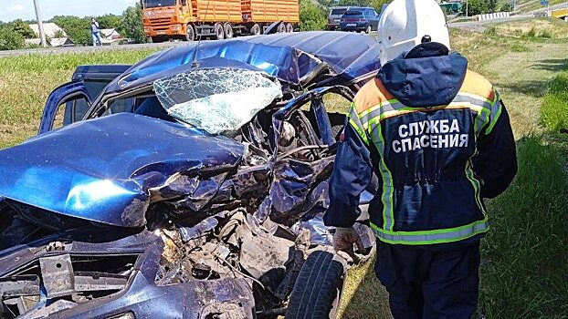 В ДТП с грузовиком под Саратовом погибли мужчина и женщина на «Ларгусе»