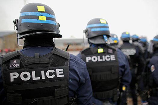 Французского полицейского посадили на пощечину мигранту