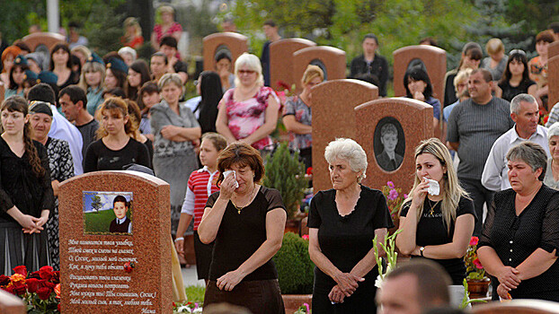 Жители Южной Осетии почтили память жертв теракта в Беслане многотысячной акцией
