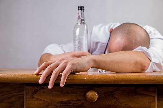 «Человек не становится алкоголиком, потому что пьет»: можно ли пить каждый день и оставаться здоровым