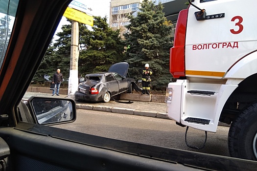 В центре Волгограда Lada Priora вылетела с дороги и протаранила ограждения