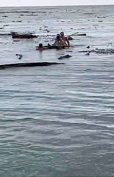 Отдыхающие плавают в море на самодельном плоту