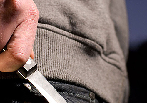 Отца, напавшего с ножом на сына, осудили на 2 года