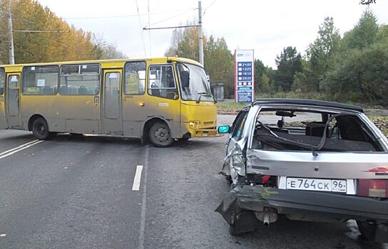 В Екатеринбурге автоледи на «девятке» протаранила автобус