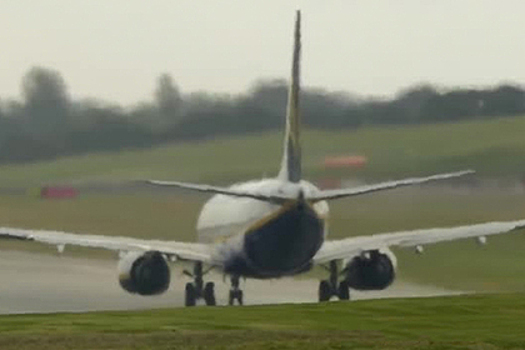 Экстремальный взлет самолета при мощном шторме попал на видео
