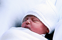 СМИ: Елизавета II впервые увидела своего новорожденного правнука