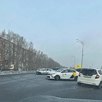 Такси и еще две машины столкнулись около кемеровского гипермаркета