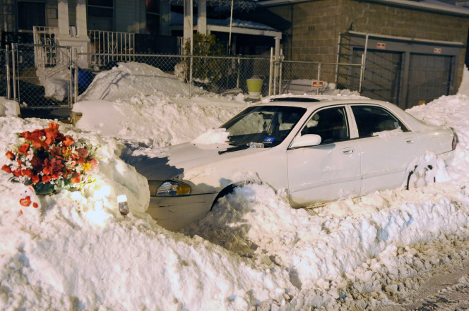 Нудистка вышла из теплой машины и нырнула в снег в чем мать родила фото