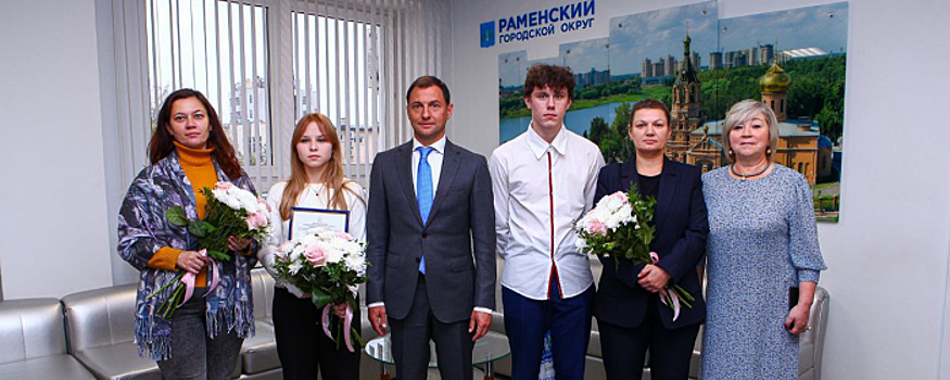 Николай Ханин передал раменским сиротам ключи от квартиры и жилищный сертификат