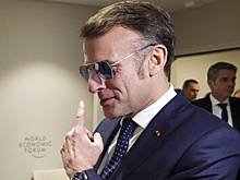 Макрон вышел на публику в солнцезащитных очках