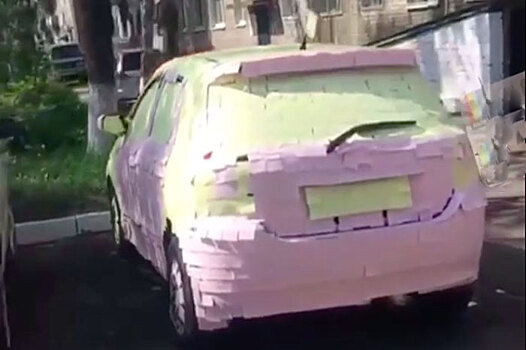 Жительницу Приморья поздравили с Днём рождения, полностью обклеив её авто стикерами