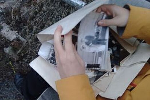 Папку со старыми фотографиями нашли в заброшенном доме в Челябинске
