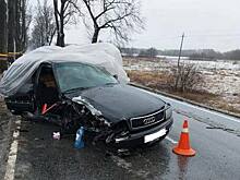 Под Гурьевском водитель легковушки не справился с управлением и врезался в дерево