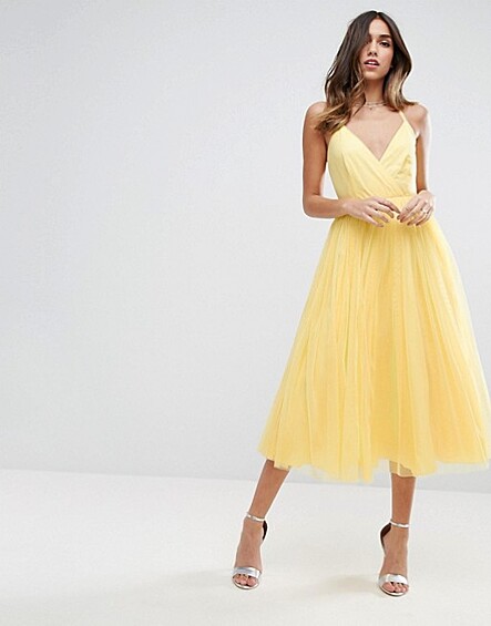 Желтое платье для тех, кто следует традициям. Отличный вариант как для семейного вечера, так и для выхода в свет. Стоимость платья — 4 290 руб.
