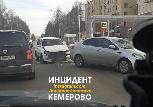 Две иномарки столкнулись в Кемерове
