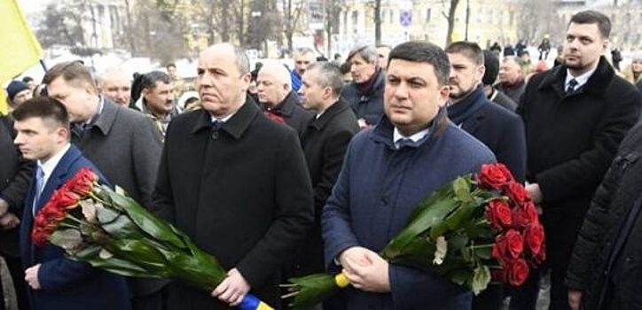 Гройсмана и Парубия освистали на возложении венков в Киеве