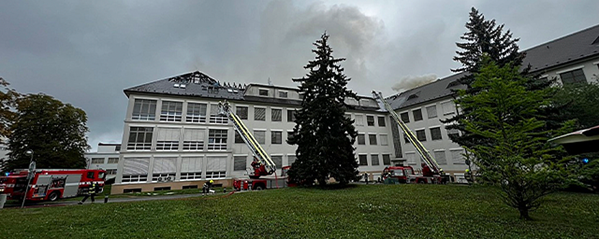 В Праге горит здание Центрального военного госпиталя для высокопоставленных лиц