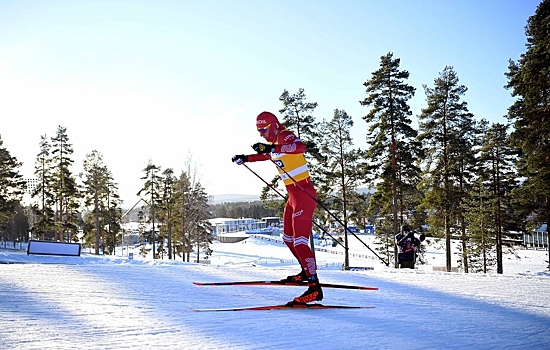 Большунов выиграл масс-старт в Швеции, несмотря на падение