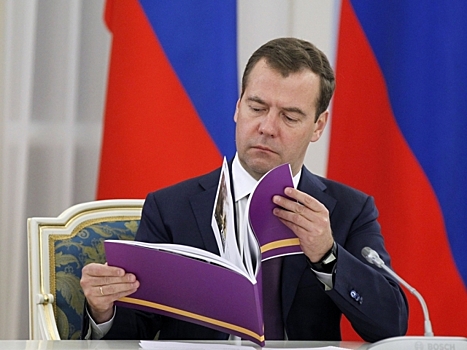 Пойдет ли путинская реформа Конституции лабиринтами Медведева?