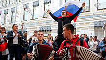 Российские болельщики празднуют победу в центре Москвы