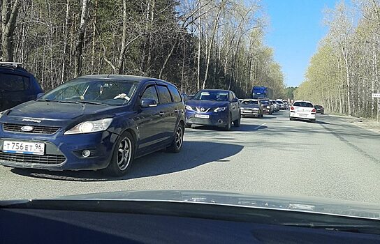 На въезде в Екатеринбург образовалась пробка из-за изменения светофора