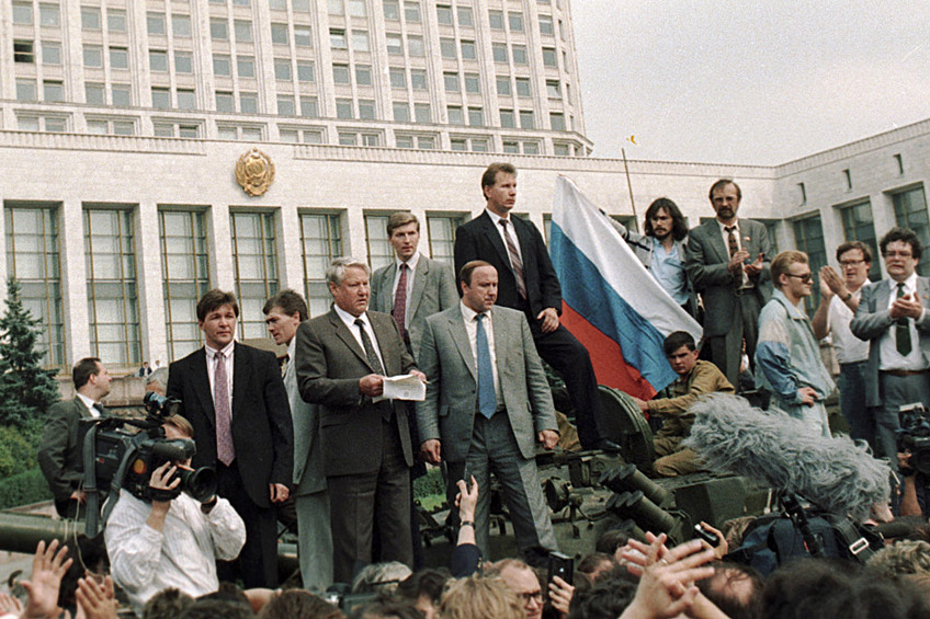 Президент России Борис Ельцин и его сторонники выступают с танка у стен московского Дома Правительства ("Белого дома") 19 августа. 