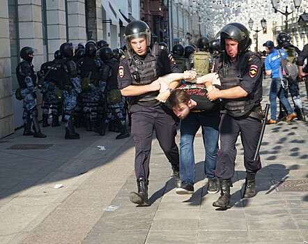 Полицейским не дадут денег за жесткий разгон митинга в Москве