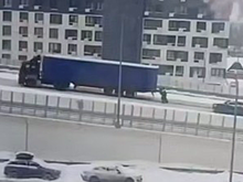 Сотрудник ГАИ толкал фуру в гору в подмосковном Реутове