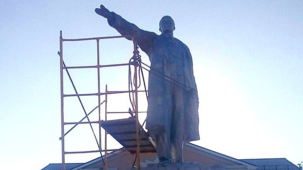 Под Воронежем памятнику Ленину вернули руку