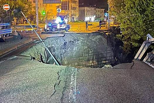 В Италии воронка поглотила автомобиль с отцом и сыном на мосту