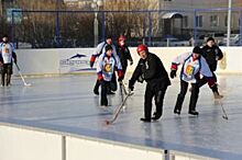 В Красноярском крае полицейские надели валенки и сыграли в мини - хоккей
