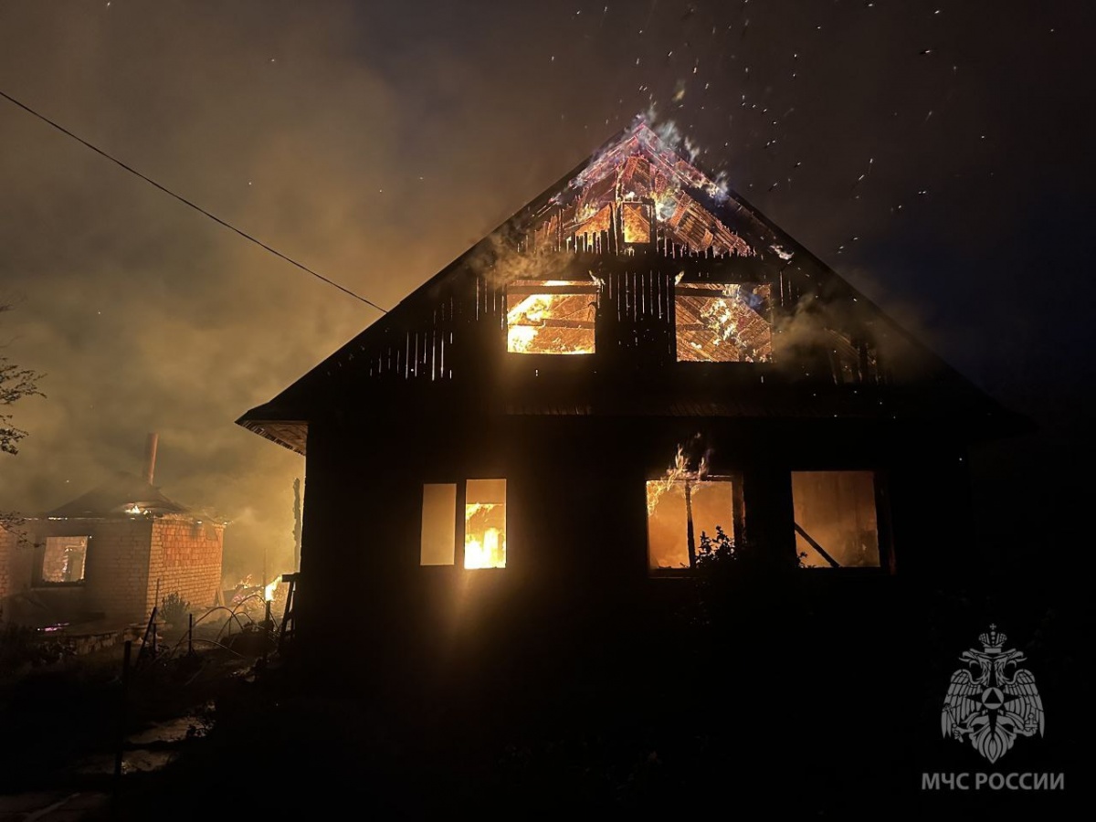Два жилых дома сгорели при мощном пожаре в Нижегородской области