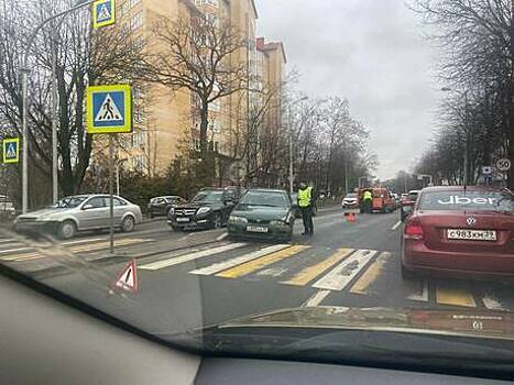 На одном из переходов на Невского попавшую в ДТП легковушку вынесло на встречку
