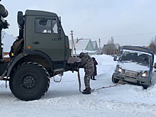 Военные оказали помощь водителям на новосибирской трассе в сильный мороз