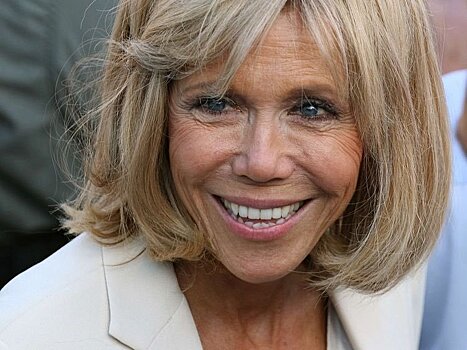 Жена Макрона намерена представить «научные» доказательства, что она женщина