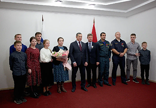 Юрий Трутнев наградил спасателей, защитивших амурчан от паводка, и многодетную семью