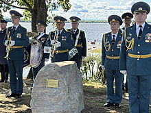 В Архангельске установили памятный знак "Родина российского триколора"