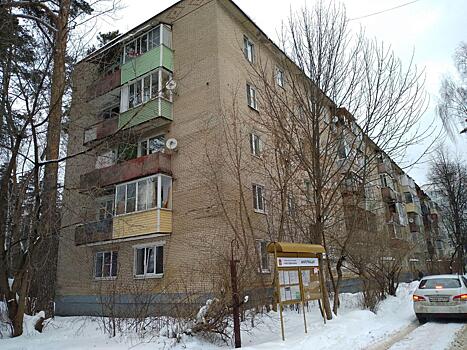 В Пушкине жители дома 10 лет ждут ремонт подъезда