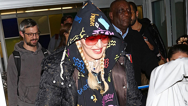 Мадонна в пуховике с кружевом, пестром костюме и сандалиях Louis Vuitton прилетела в Нью-Йорк