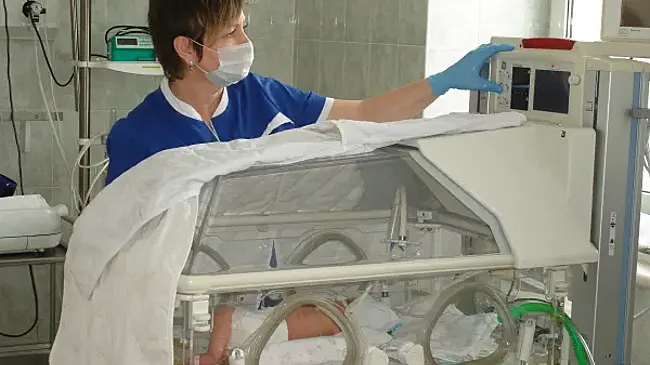 Тольяттинская больница пополнила свой арсенал новым оборудованием для помощи роженицам и младенцам