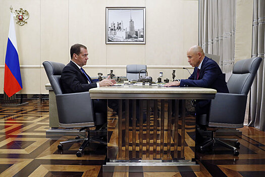 Дмитрий Медведев посоветовал регионам менять старые школы на новые