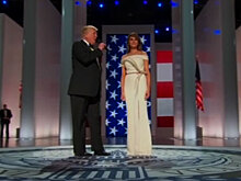 Платье Меланьи Трамп стало предметом споров в СМИ