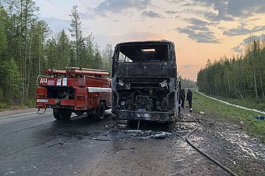 Автобус с 47 пассажирами загорелся во время движения по трассе в Иркутской области