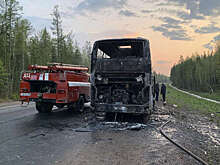 Автобус с 47 пассажирами загорелся во время движения по трассе в Иркутской области