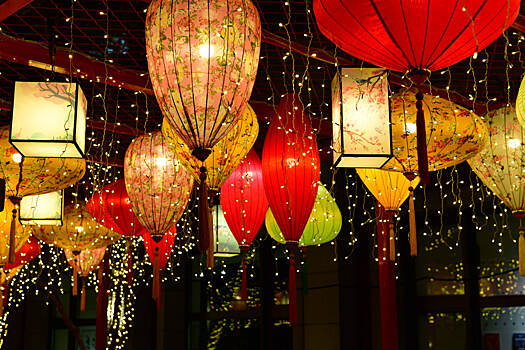 Жители Шанхая впервые за три года отметили Праздник фонарей