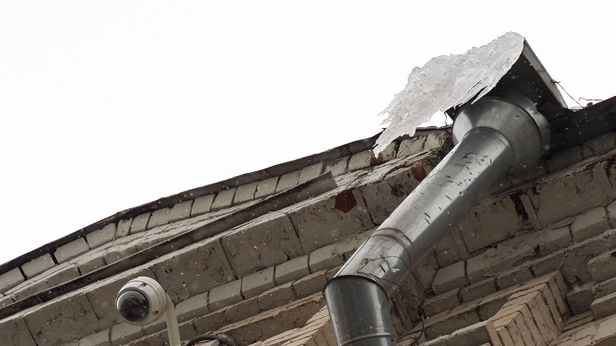 Пенсионер серьезно пострадал в Подмосковье после падения снега с крыши дома