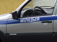 В Белоруссии милиция придумала версию об убийстве и вскрыла квартиру, чтобы снять бело-красно-белый флаг с балкона