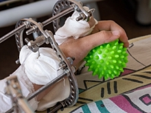 Брат пытался удержать за ногу: Челябинские врачи спасли ребенка, выпавшего с пятого этажа