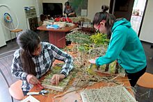 В «Орловском полесье» научили детей делать панно из трав